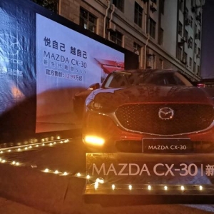 ����������SUV��MAZDA CX-30���Е���ɫվ���ʻ��