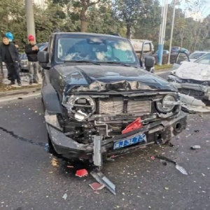 һ̹��300ײ����������ײ�ϰ�����W(w��ng)�ѣ�܇��ײ�ɏV��