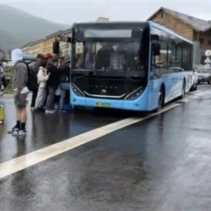 �½���ȫ���ο͔D�� ���칫·�¿ޣ�܇Ʊ5�fһ���߶˻�܇�·���(n��i)���d��